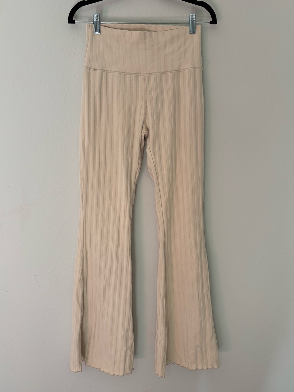 Aerie OFFLINE Ribbed Flare Leggings Cream Lettuce Hem High Rise M